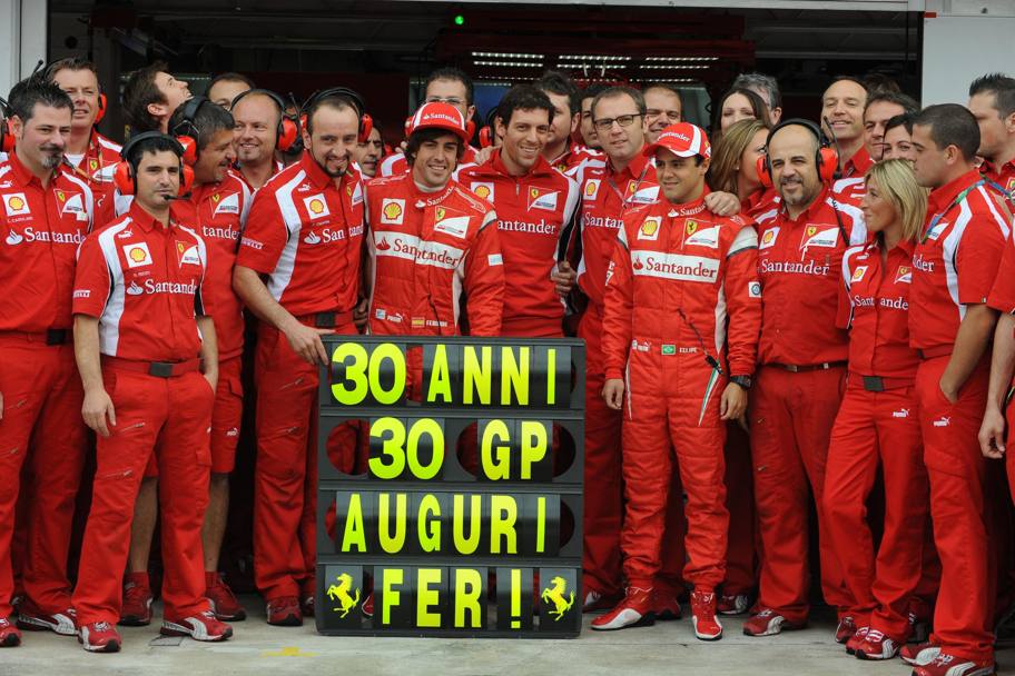 Ungheria 2011: festeggiamenti ai box per il 30° compleanno di Alonso. Colombo